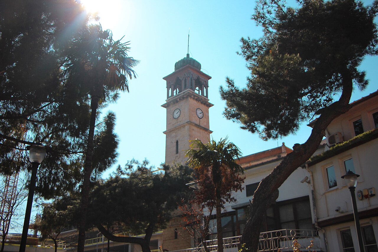 La storica torre dell'orologio nel centro di Balıkesir