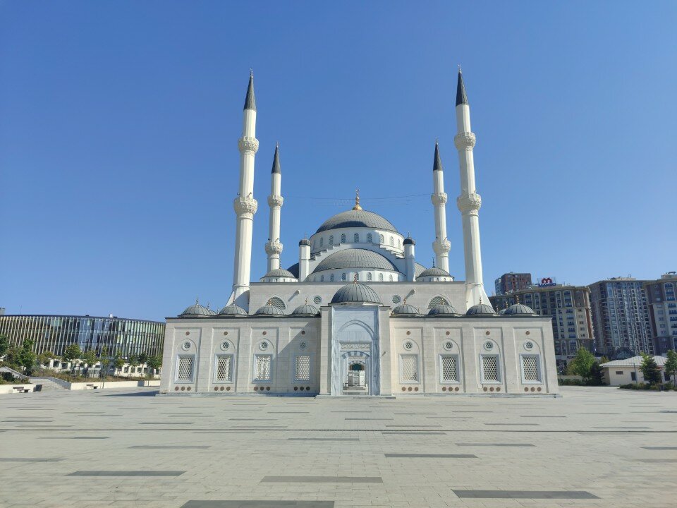 La moschea centrale di Başakşehir e la piazza
