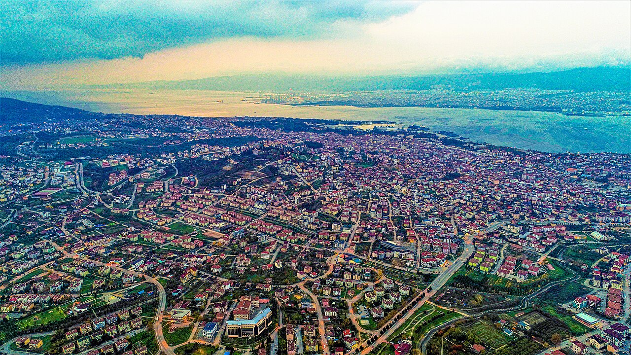 Il centro della città di Gölcük e la baia di Izmit