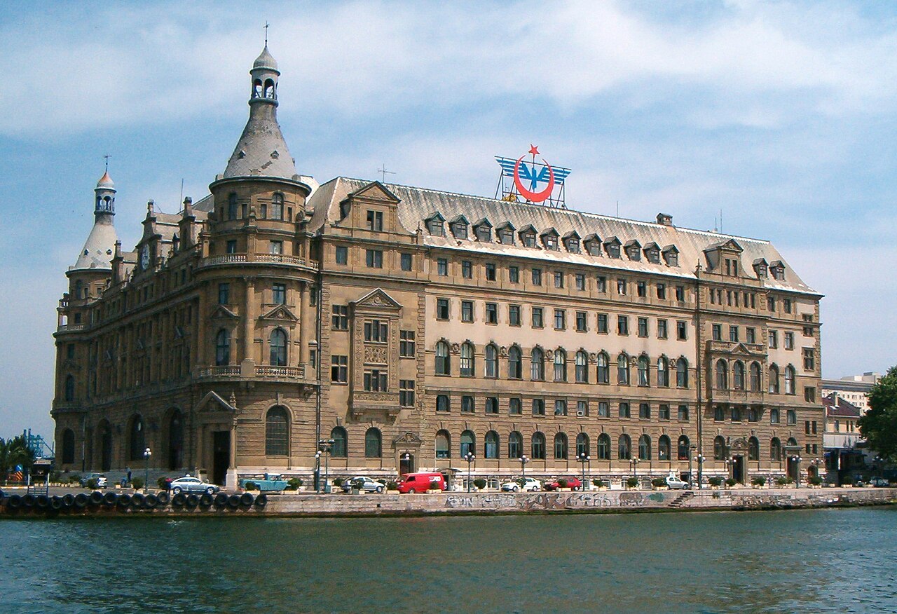 Stazione Haydarpaşa sulla spiaggia centrale di Kadıköy