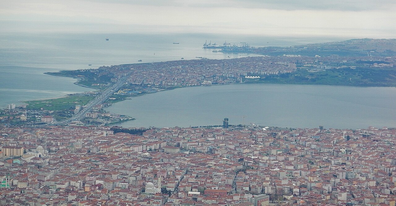 Il lago di Küçükçekmece e il quartiere circostante