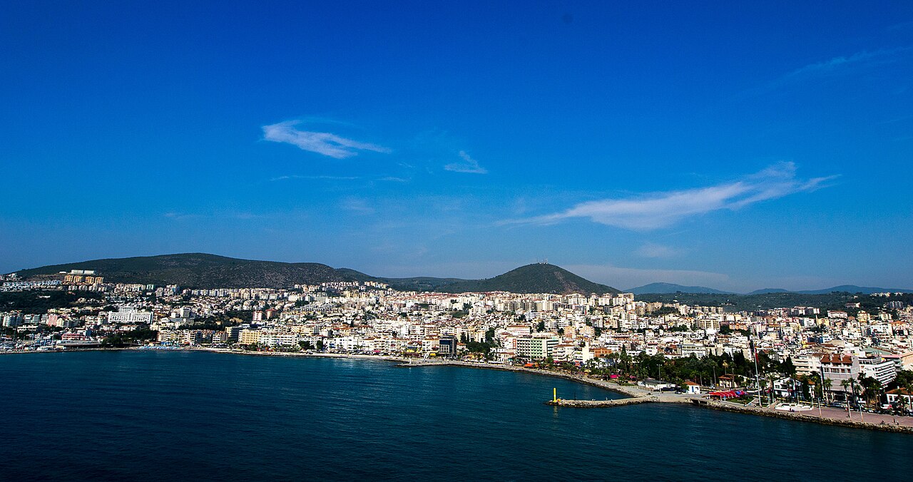 Il centro della città di Kuşadası e il panorama costiero