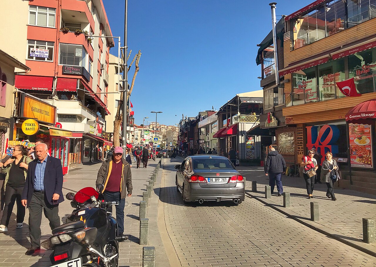 安卡拉街在中央Pendik