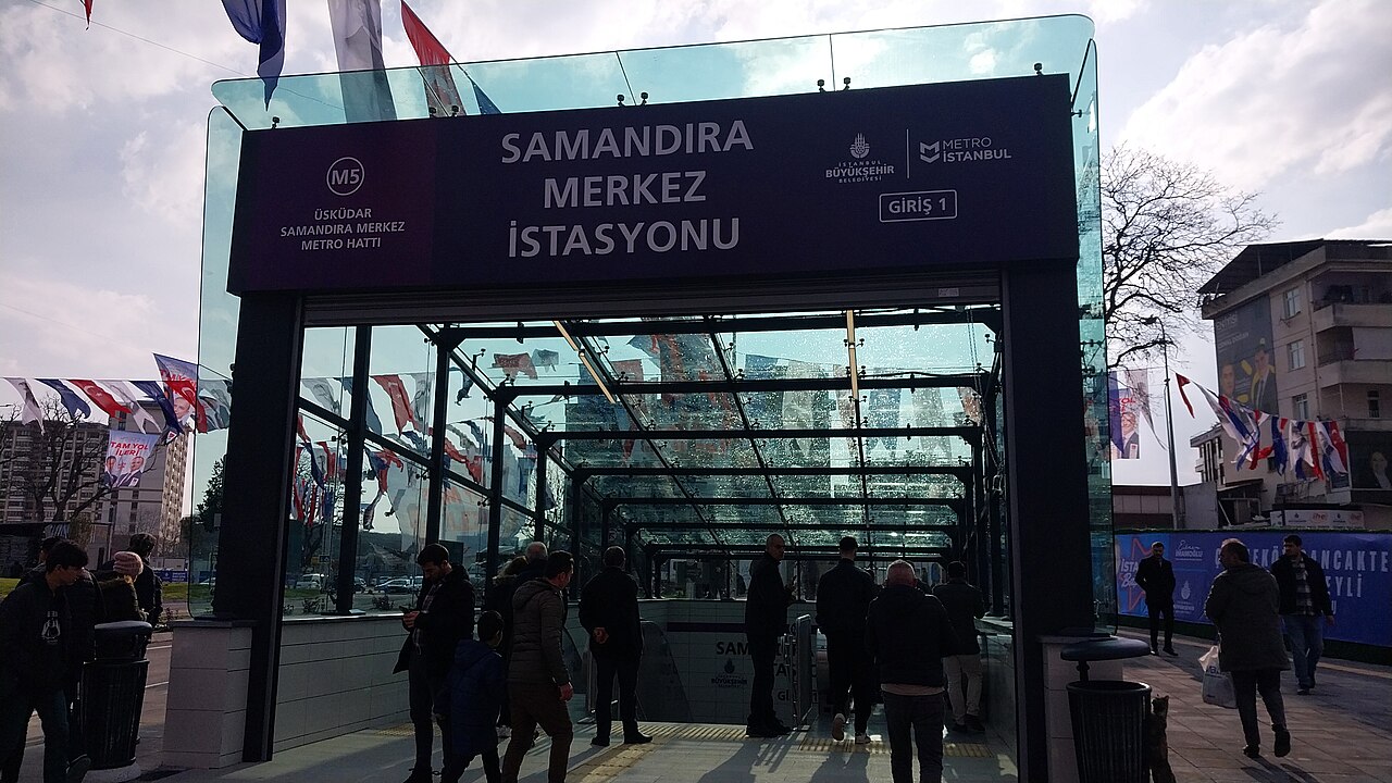 Sancaktepe, l'ingresso quadrato della stazione metropolitana di Samandira