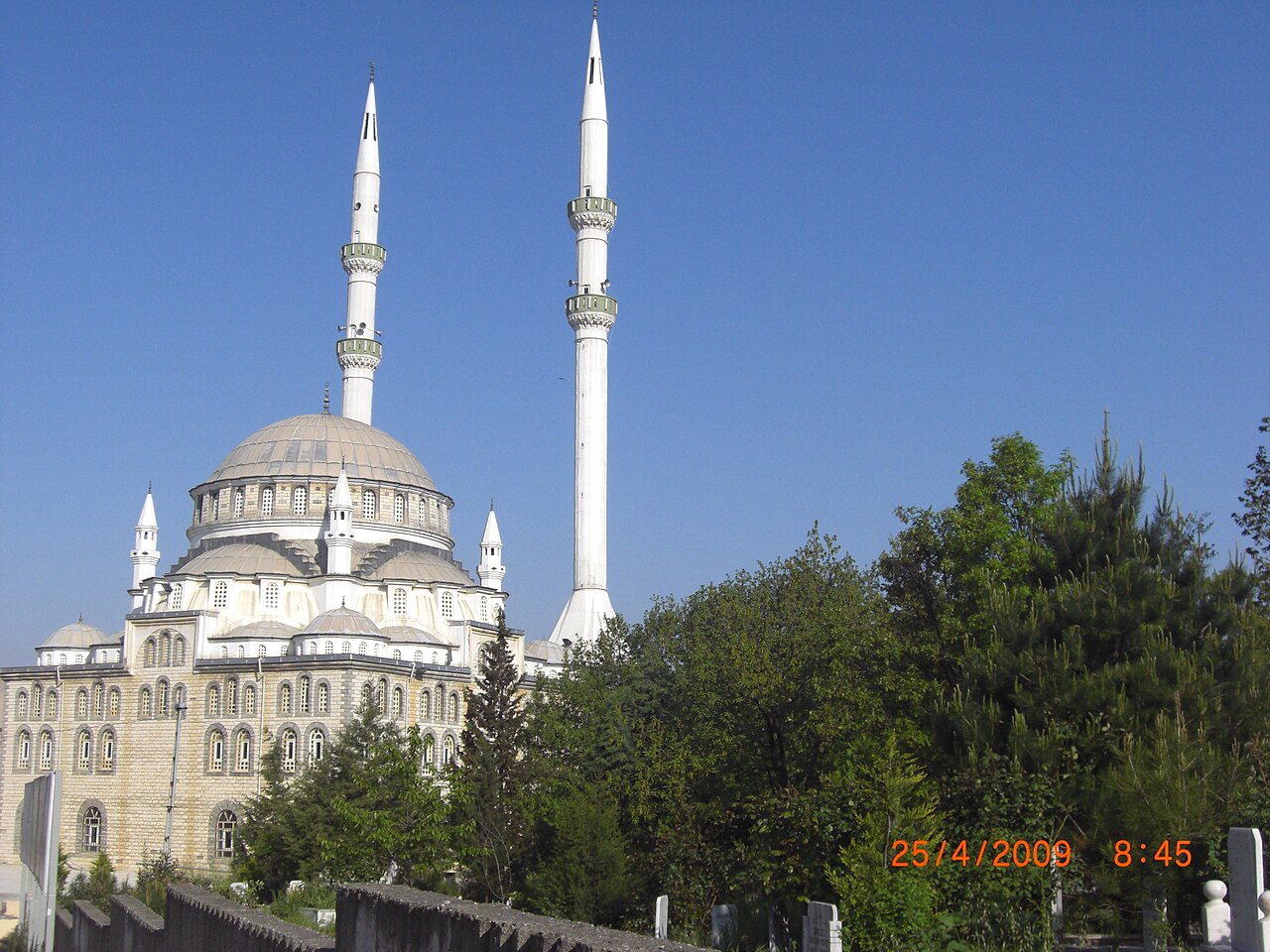 La moschea di Abdurrahman Gazi e la zona circostante