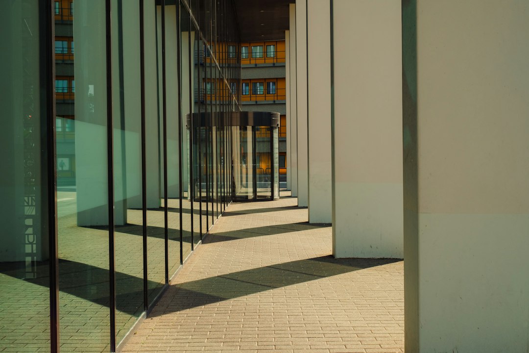 Ingresso pedonale di un edificio aziendale con facciata in vetro